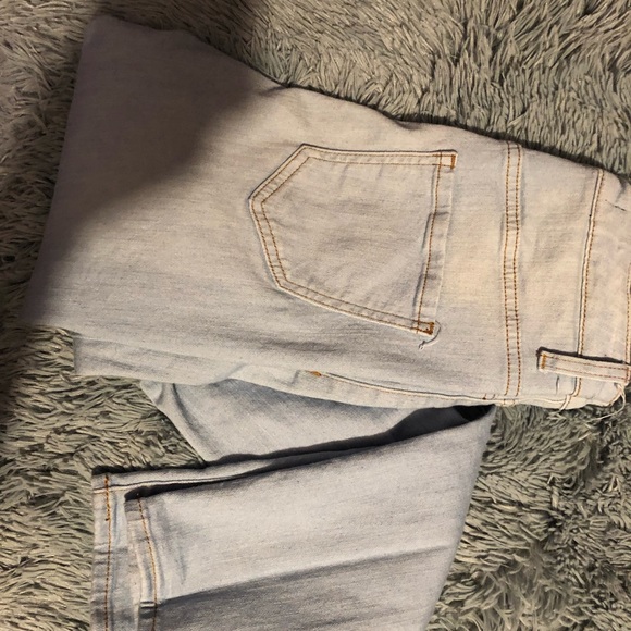 Light wash distressed skinny jean - Picture 2 of 2